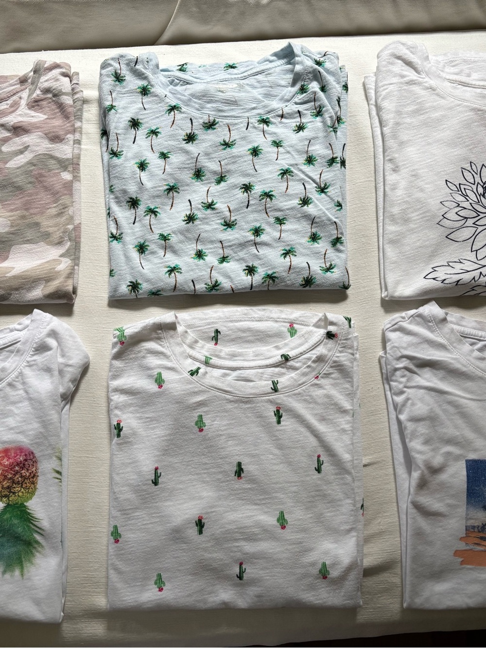 Old Navy Women’s Size M Graphic Tees with various prints.